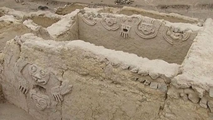 Archeologové v Peru objevili 3800 let starý reliéf