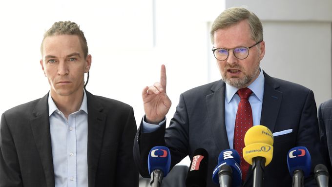 Předseda Pirátů Ivan Bartoš a předseda ODS Petr Fiala, kteří několikrát prohlásili, že vylučují koaliční vládnutí s hnutím ANO.