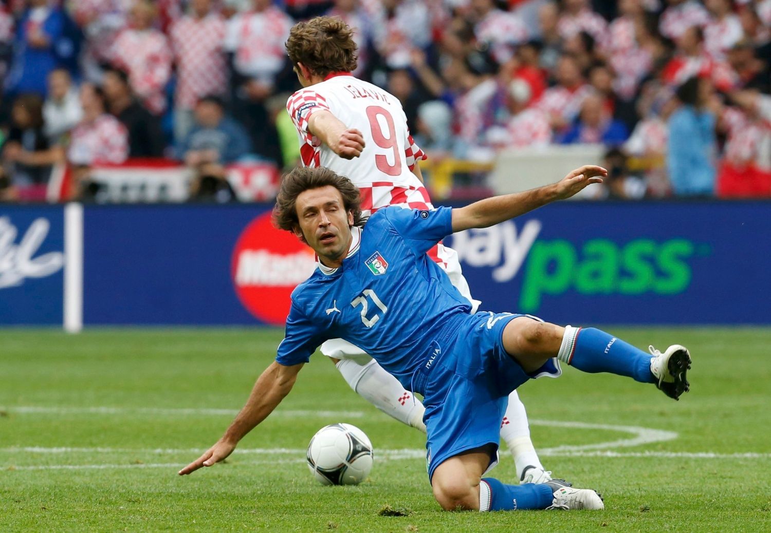 Andrea Pirlo a Nikica Jelavič v utkání Chorvatska s Itálií ve skupině C na Euru 2012