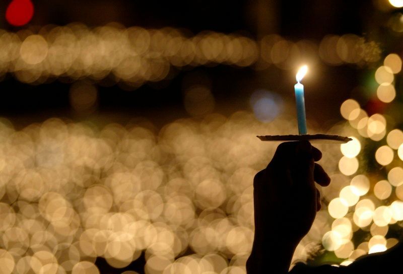 Křesťan drží svíčku v Surabaje, na východu Jávy