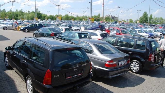 V českých autobazarech je rekordní zájem o auta s dieselovými motory. Ekologie zákazníky nezajímá.