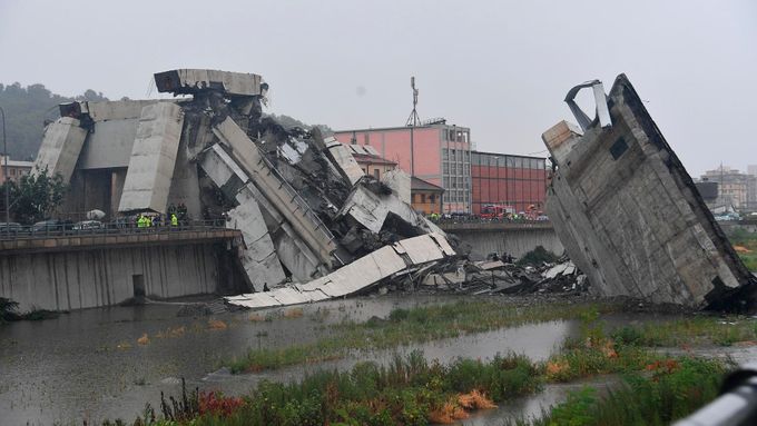 Tragické následky pádu mostu v Janově. Záchranáři hledají přeživší