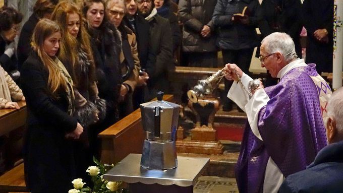 Italský kávovarový král Renato Bialetti se nechal pohřbít v moka konvici.