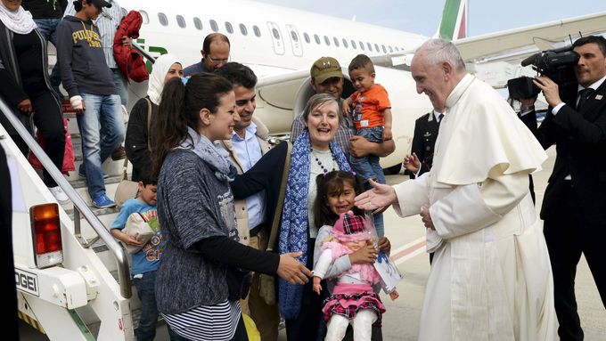 Papež František vítá v Římě uprchlíky.