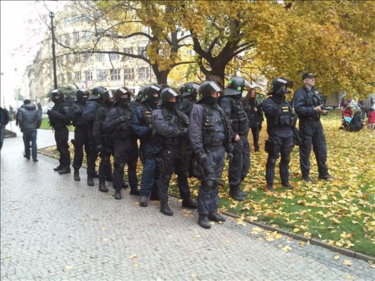 Policejní těžkooděnci na náměstí Míru v Praze