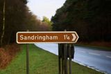 V pondělí se nejbližší členové královské rodiny sešli na mimořádně naléhavém jednání v Sandringhamu, necelých 200 kilometrů od Londýna. Důvodem bylo překvapivé rozhodnutí vévodů ze Sussexu odstoupit z oficiálních rolí v rámci královské rodiny.