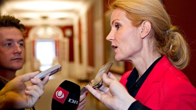 Premiérka Thorningová-Schmidtová se rozhodla zrušit kontroly na hranicích s Německem a Švédskem. Většinu ostatních protiimigračních restrikcí ale ponechala.