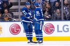 NHL 2019/20, Toronto Maple Leafs - Anaheim Ducks: Auston Matthews (34) a John Tavares (91) oslavují gól Toronta