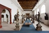 "Chtěla jsem maximálně využít atmosféry historického Lapidária a probudit místní osazenstvo nejrůznějších soch z mnohaletého spánku," vysvětluje letošní kurátorka Art House Lenka Lindaurová.