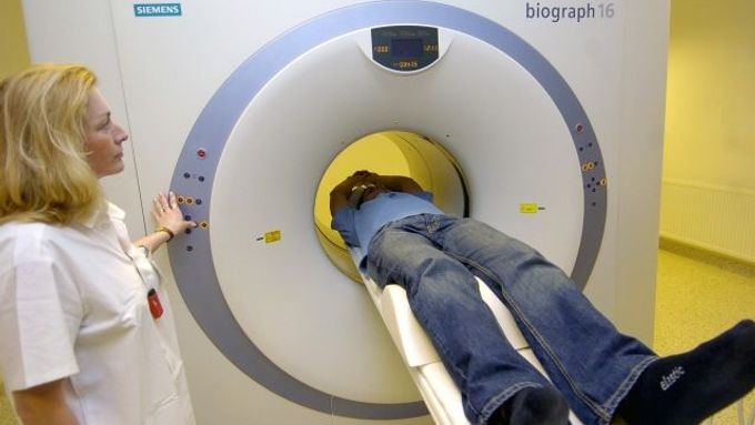 Pacient při vyšetření na novém přístroji PET/CT ve Fakultní nemocnici v Olomouci. Přístroj je celosvětově považován za nejmodernější v diagnostice nádorů.