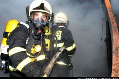 Ve Slaném hořel sklep paneláku, hasiči evakuovali 22 lidí