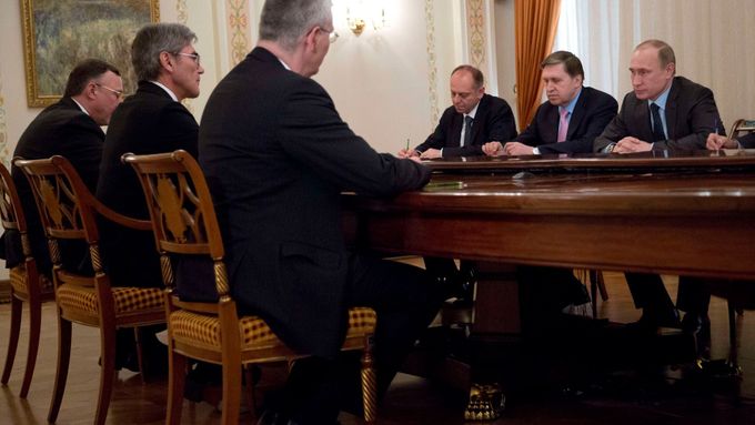 Šéf Siemensu Kaeser (druhý zleva) u Vladimira Putina.
