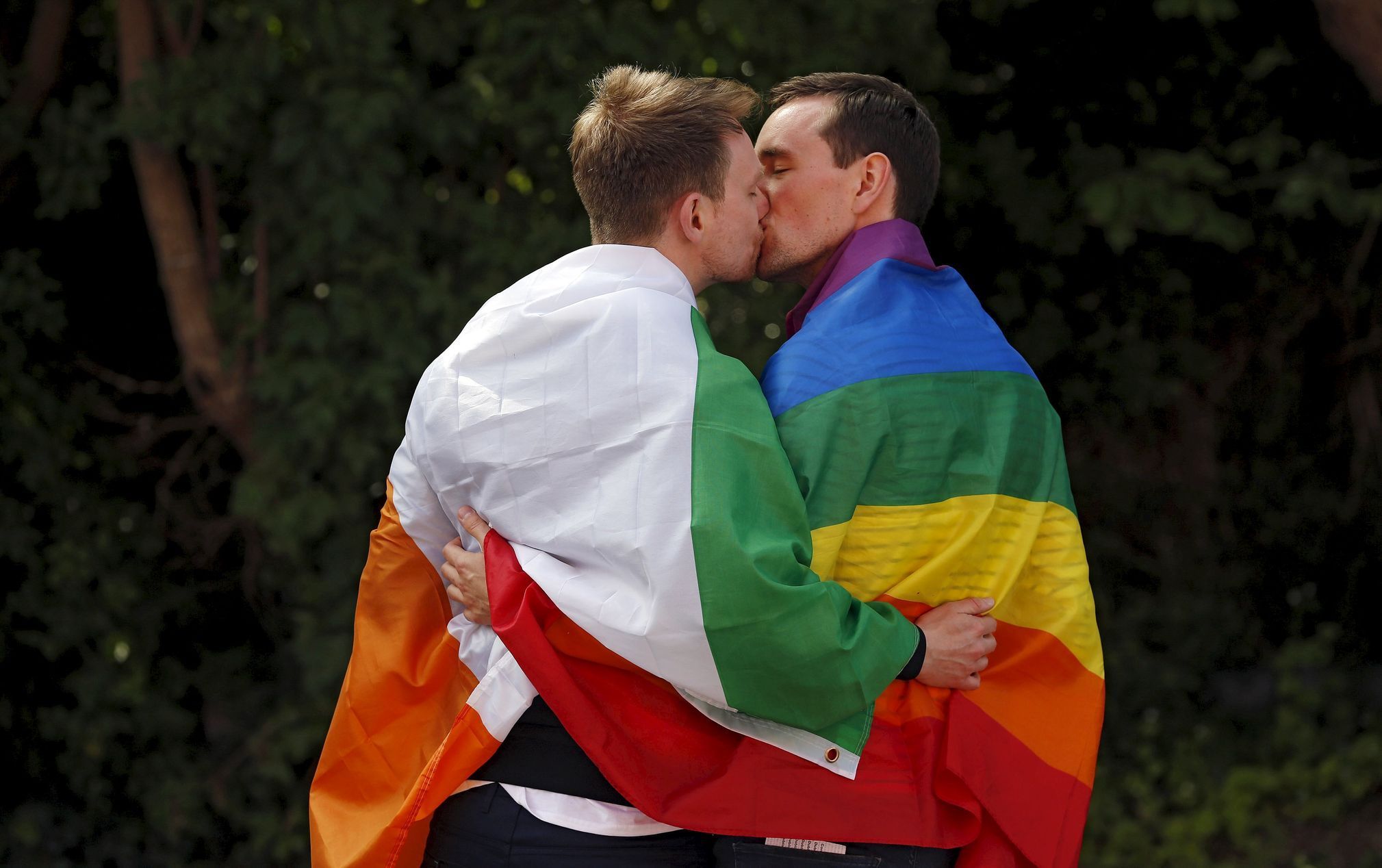 Irsko schválilo v referendu sňatky homosexuálů.