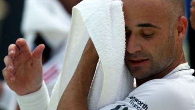 Andre Agassi se bude na US Open potýkat s bolavými zády i s emocemi.