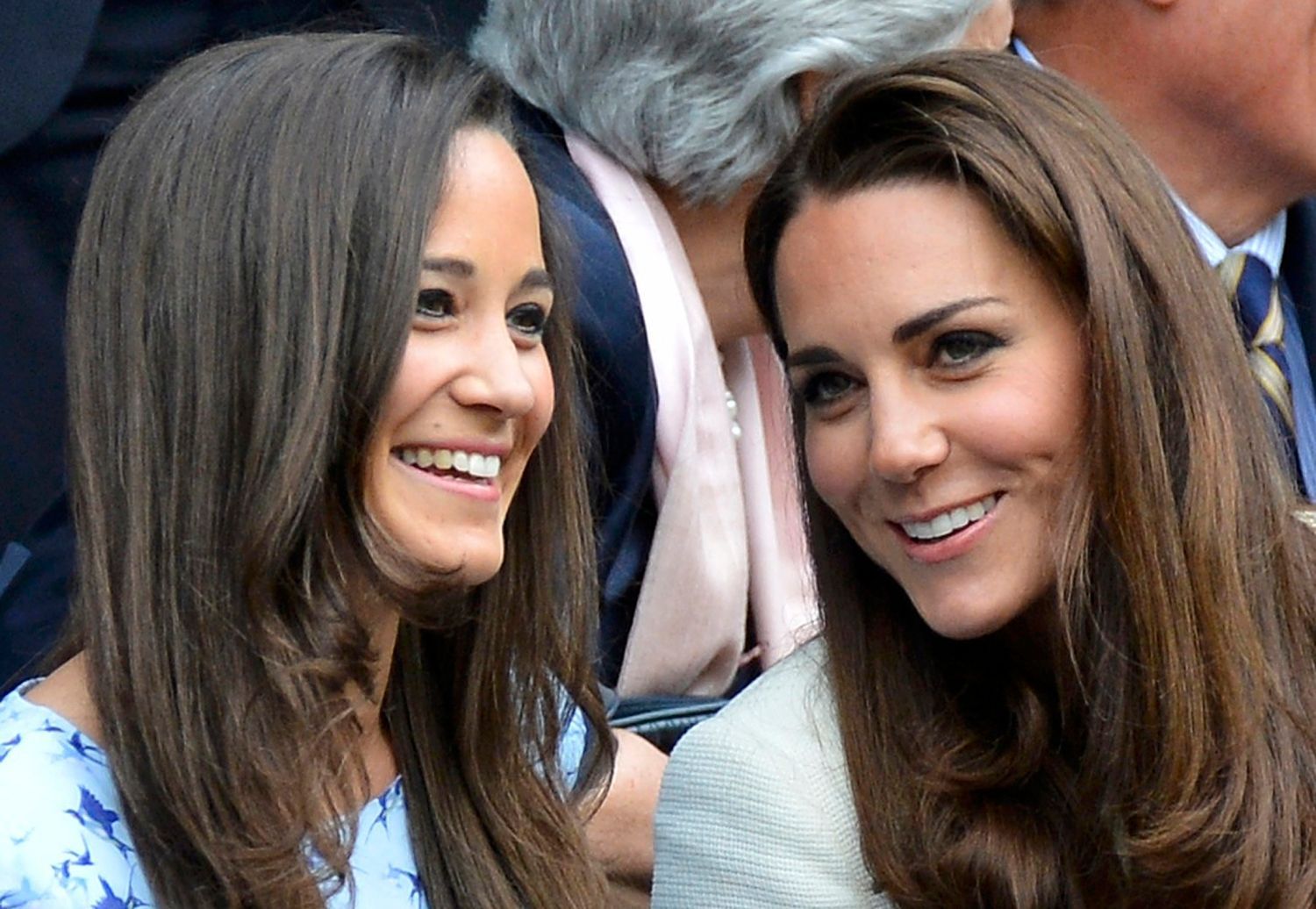 Anglická princezna Kate a její sestra Pippa Middletonovi sledují finále Wimbledonu 2012.