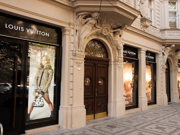 Módní značka Louis Vuitton působí v  České republice od roku 1998, sídlo tu má  v Pařížské ulici v Praze (na snímku).