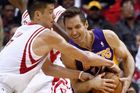 Rozehrávač Lakers Nash si zranil záda při nošení zavazadel