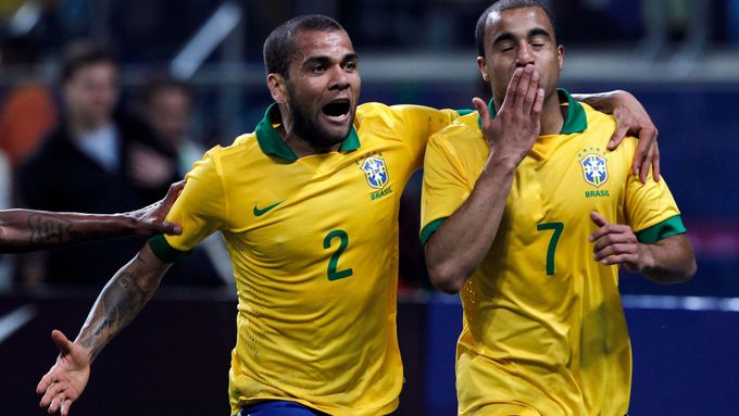 Daniel Alves (vlevo) gratuluje střelci třetí branky Brazílie Lucasovi.