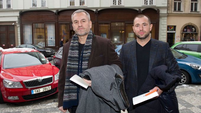 Finančník Petr Sisák (vlevo) a advokát a insolvenční správce Ivo Hala se sami ohlásili na policii.