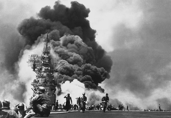 Americká loď USS Bunker Hill poté, co do ní narazil japonský letoun Yokosuka D4Y3. Snímek z 11. května 1945. Zahynulo 389 lidí.