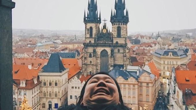 Cestovatelka a její brada v Praze.