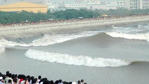 Jedna z největších přílivových vln opět okouzlila obyvatele i turisty u čínského zálivu