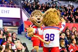 Nyní se veselí na zápasech české hokejové reprezentace dva čeští lvíčci Puk a Ťuk.