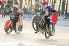 Z mrazivého počasí minulého týdne měli ze sportovců snad největší radost jezdci na ledové ploché dráze.