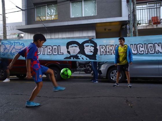 Fanoušci Diega Maradony před nemocnicí, ve které byl operován kvůli krevní sraženině