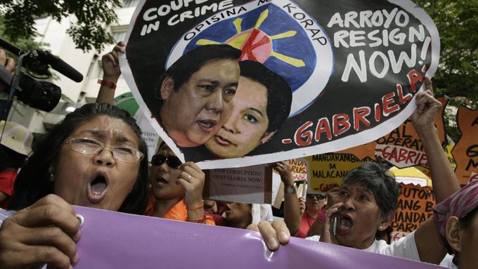 Záběr z demonstrace za odstoupení prezidentky Arroyové, která proběhla v manilské čtvrti Makati 15. února