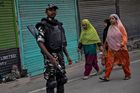 Indie uvolňuje omezení v Kašmíru, bezpečnostní síly ale zůstávají v pohotovosti