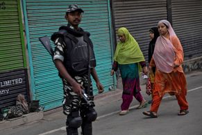 Foto: Kašmír se odstřihl od světa. Ulice hlídají vojáci, internet je vypnutý