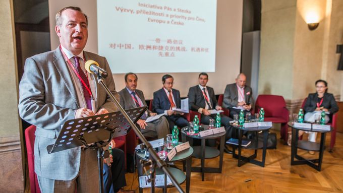 Rektor UK Tomáš Zima se od financování čínskou ambasádou distancoval. Centrum ale založil a dosadil do něj Miloše Balabána, který je ústřední postavou skandálu. A následně zahajoval jeho akce.