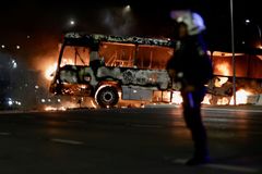 Hořící autobusy a slzný plyn. Příznivci Bolsonara se v metropoli střetli s policií