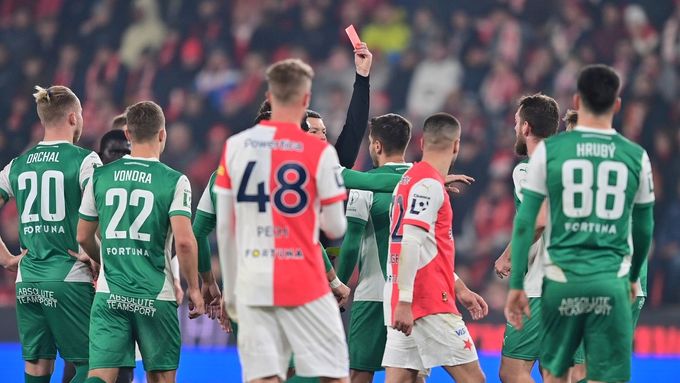 Aleš Čermák vidí z ruky rozhodčího červenou kartu