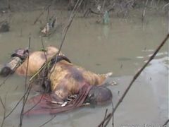 Tělo mrtvého buddhistického mnicha pohozené v rangúnské řece