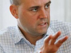 Premiér Fredrik Reinfeldt má problém. Nedostatek ministrů.