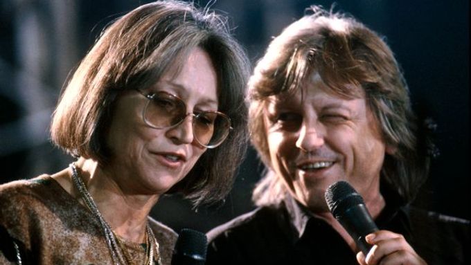 Marta Kubišová a Václav Neckář neboli dvě třetiny Golden Kids v roce 1989 těsně po revoluci. Na albu jsou zastoupené písně jejich i bývalé kolegyně ze skupiny Heleny Vondráčkové.