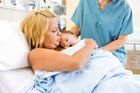 V porodním domě komplikace ani nevzniknou, v Česku je tendence zasahovat do porodu, stát nehledá alternativu k nemocnicím, říká porodní asistentka.