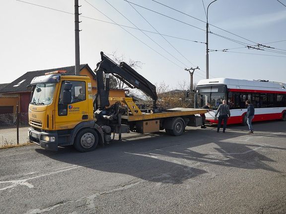  Stroj před časem přemístili z Opavy do Brna pomocí odtahového nákladního auta, právě odsud totiž vyrazí posádka na první etapu.
