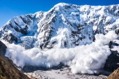 Ve francouzských Alpách zahynuli pod lavinou tři lyžaři