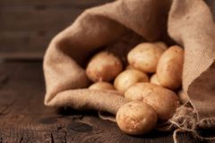 Nové brambory vyhnaly inflaci blíž ke dvěma procentům