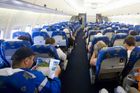 Muž žaluje aerolinky o miliony kvůli obéznímu cestujícímu