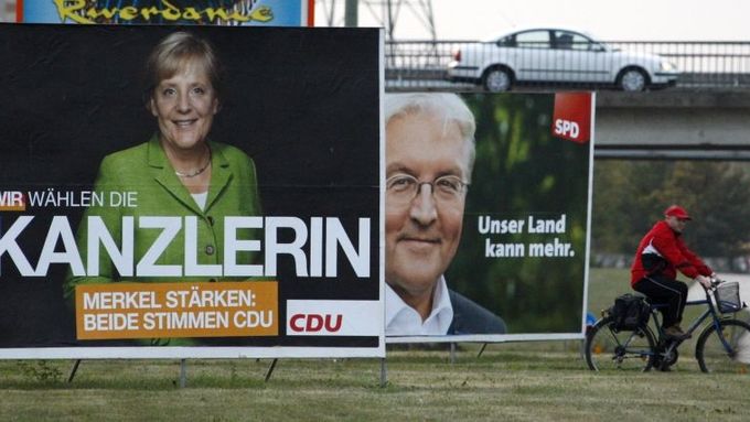 Kancléřka Angela Merkelová a její vyzyvatel Frank-Walter Steinmeier na billboardech. Kdo přesvědčí voliče spíš, že má recept na krizi?
