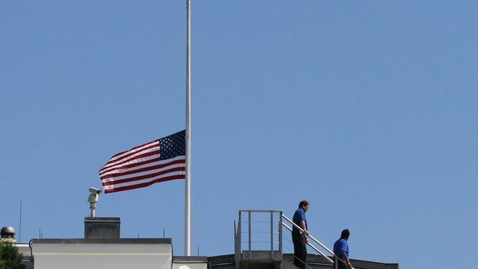 Americká vlajka na půl žerdi. Bílý dům drží smutek za diplomaty zabité v Libyi.