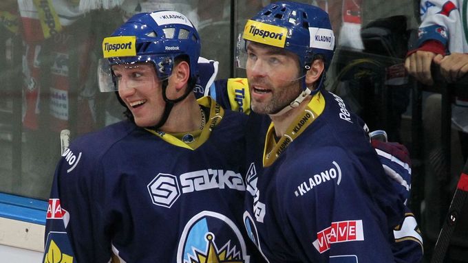 Hokejisté Kladna Jiří Tlustý (vlevo) a Jaromír Jágr po gólu v 5. kole Tipsport extraligy 2012/13 s Pardubicemi.