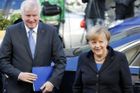 Seehoferova CSU vyhrožuje Merkelové: Když nebude hranice na uprchlíky, nepůjdeme po volbách do vlády