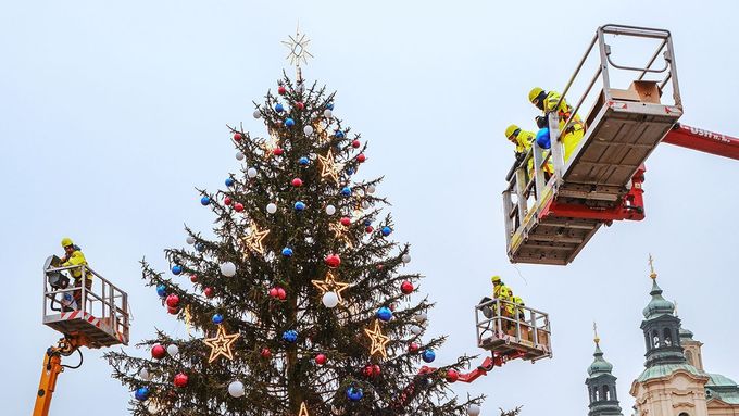 Foto: Jak se zdobil a tajně rozsvítil vánoční strom na Staroměstském náměstí