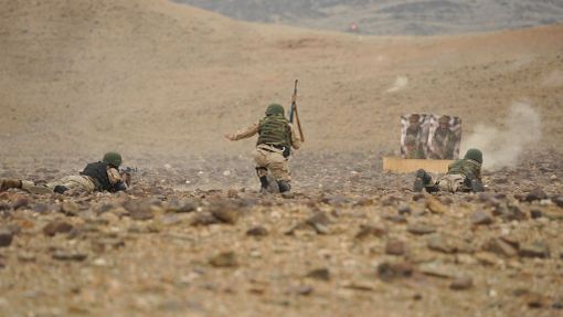 Výcvik ve střelbě afghánských speciálních policejních jednotek.