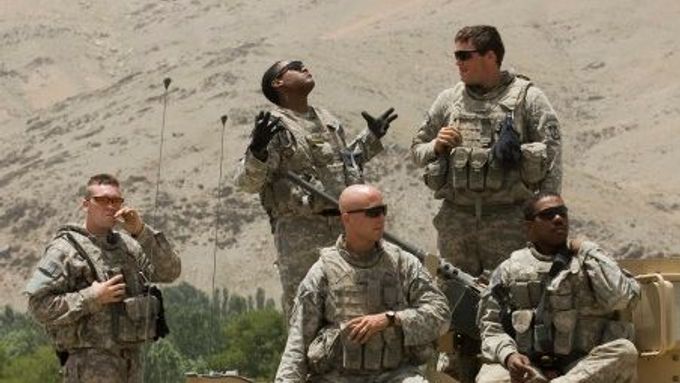 Hrozilo, že vojáci v Afghánistánu budou bojovat za dlužní úpisy.